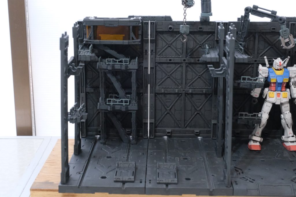 格納庫左半分。カタパルトにしています。2枚をまたぐように使って、幅の広いMSでも対応できるようにしています。