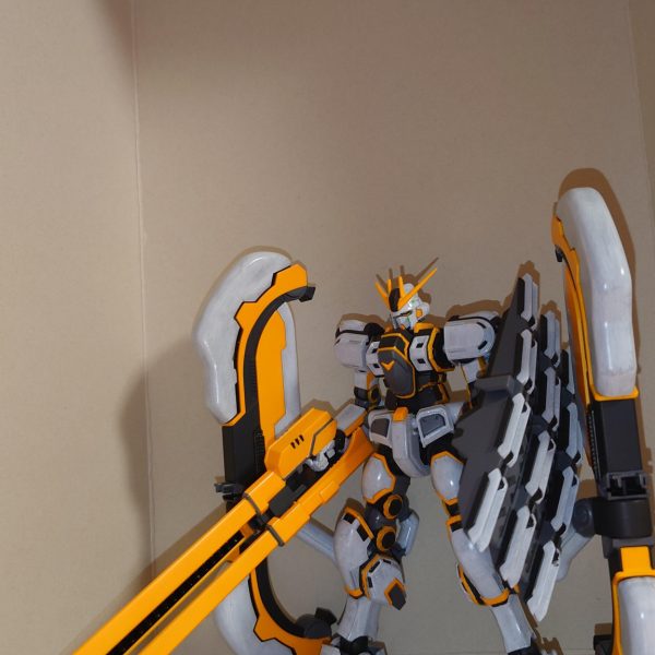 アトラスガンダムの塗装が終わったところです。途中までエアブラシでしたが、製作時間が取れず筆塗りに変更。白とオレンジのラインは筆塗りです。マスキングゾルでマスキングしてみましたが中々に難しい。遠くから見れば満足ですwww これからデカール→ウォッシングでフィニッシュ予定です。（2枚目）
