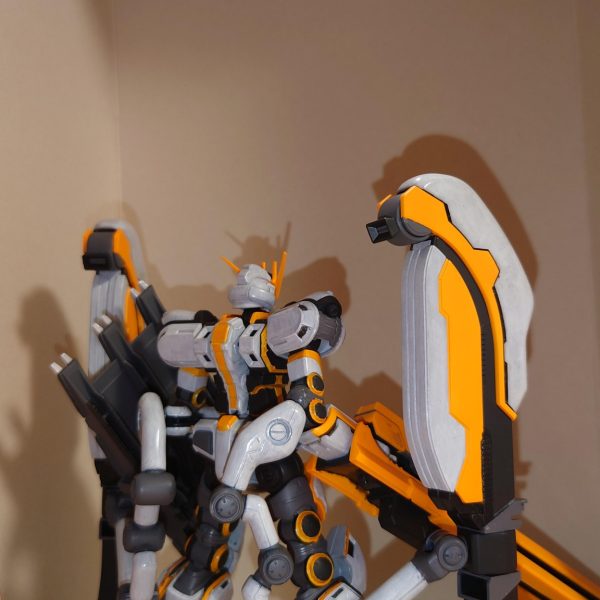 アトラスガンダムの塗装が終わったところです。途中までエアブラシでしたが、製作時間が取れず筆塗りに変更。白とオレンジのラインは筆塗りです。マスキングゾルでマスキングしてみましたが中々に難しい。遠くから見れば満足ですwww これからデカール→ウォッシングでフィニッシュ予定です。（3枚目）