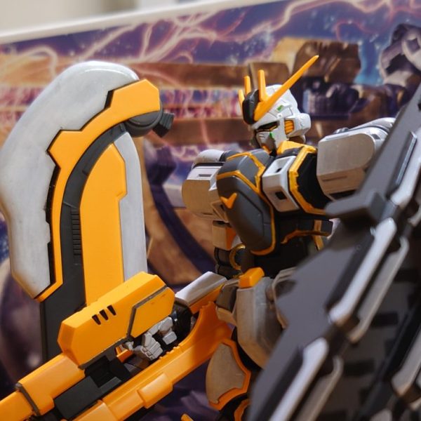 アトラスガンダムの塗装が終わったところです。途中までエアブラシでしたが、製作時間が取れず筆塗りに変更。白とオレンジのラインは筆塗りです。マスキングゾルでマスキングしてみましたが中々に難しい。遠くから見れば満足ですwww これからデカール→ウォッシングでフィニッシュ予定です。（1枚目）