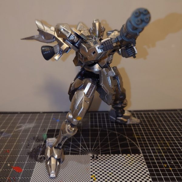 フルメタのM9をイメージして、ダリルバルデとエアリアル改修型をミキシングして作成しています。シルバーで全塗装したまではよかったんですが、そこからアクセント部分の塗装→トップコートに手をつけれず、気がつけば放置状態で違う作品作ってしまってます(-_-;)実弾しか使わない機体コンセプトとして、自分的にはそれなりの形までもって行けていると思っているため、どこかで完成させたいと思います。ただ、すでに別のキットを購入して積んでしまってますが…（1枚目）