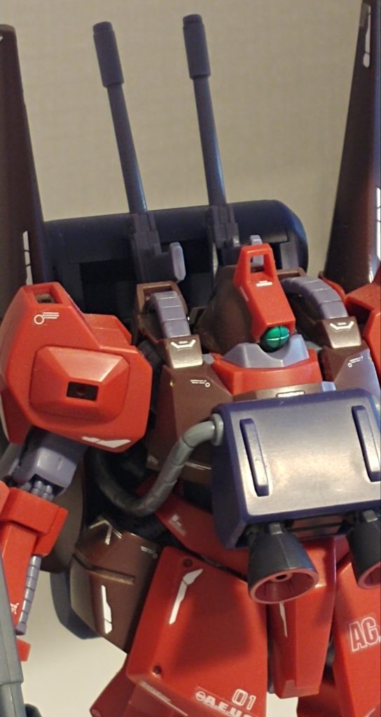 エマ中尉の機体って感じで。ブライト艦長の「修正してやるぅ」思い出しました(;´д`)