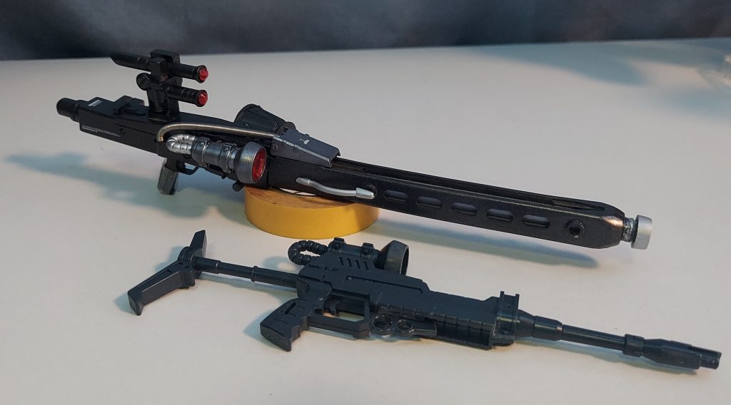 ノーマルライフルとの比較レジンキットでゎスコープ位置に2連のスコープが付いてたので、スコープ位置が逆ですがマガジンが邪魔だったので火器管制システムでコクピットモニターにスコープ映像が出るだろうから気にせずにメインスコープを付け直しました&ジャンクパーツでエネルギーパイプを再現