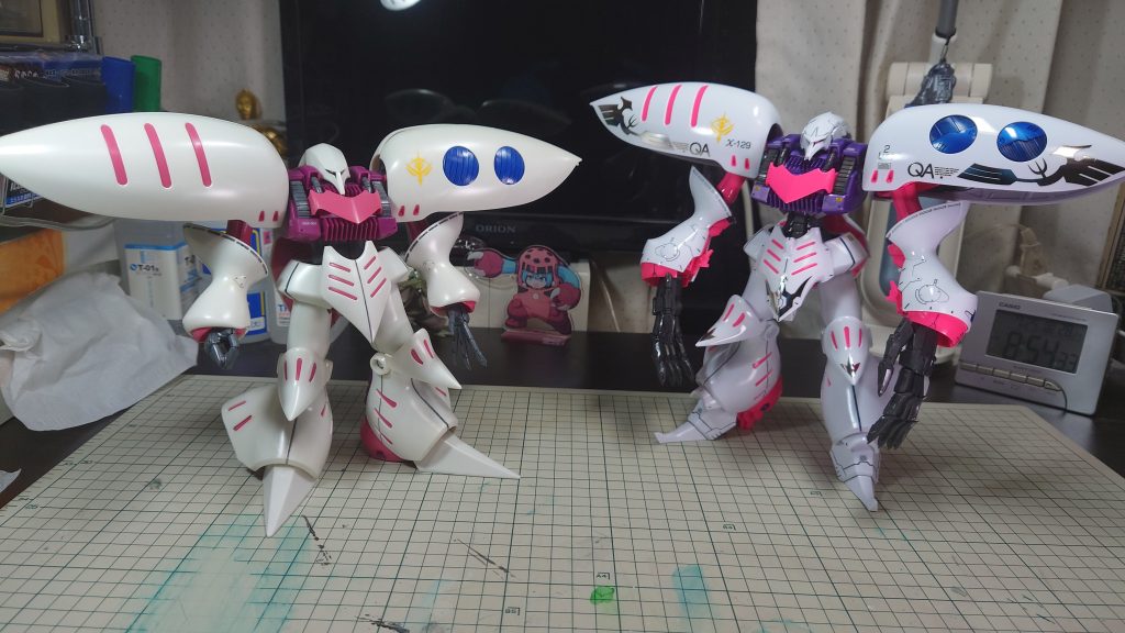 ノーマルのキュベレイとの比較ノーマルは素組みでトップコートもせずに長年飾ってので白のパーツが焼けてきてます。