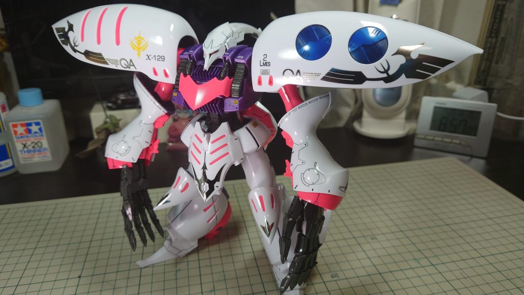 白のパーツにはグロスインジェクション、紫や青のパーツはメタリックになってます。