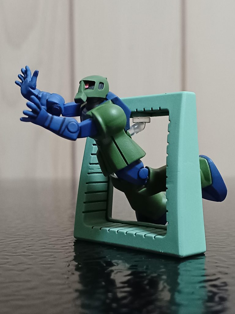 旧ザクと言えばショルダータックルがシーンとしては有名ですけれど、まさかこのシーンを抜粋するとは(zaku-kao5)ただ、個人的なわがままを言わせて頂くと、このシーンを抜粋するならば放出される「ザクⅡ」がセットで欲しかったところ。自ら旧ザクに搭乗して補給作業に尽力し、ガンダムに一矢報いようとするガデムの姿がカッコいいんですよね(zaku-kao9)ガデムよ永久に‼️最後まで閲覧頂き、ありがとうございました‼️