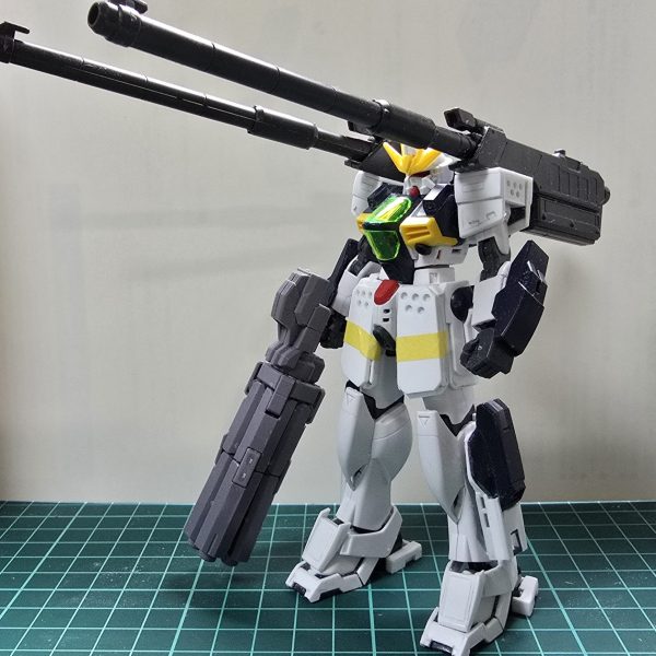 前作に引き続きガンダムコンバットネタです。DXの陸戦型的な機体を目指して胸部を３分割にしてプラ板を挟んだり等全体的にボリュームアップ！脚部は試行錯誤しながらまだまだ盛っていきたいです。キャノン砲はバルバトス用滑空砲×2ライフルはジャンクストックからDX用にと温存していたエルドラドートレスのマルチプルバレルライフルを使用方向性はこんな感じで行こうかなと・・・今回もカードイラスト1枚しか資料ないですが(泣)頑張ります。  （1枚目）