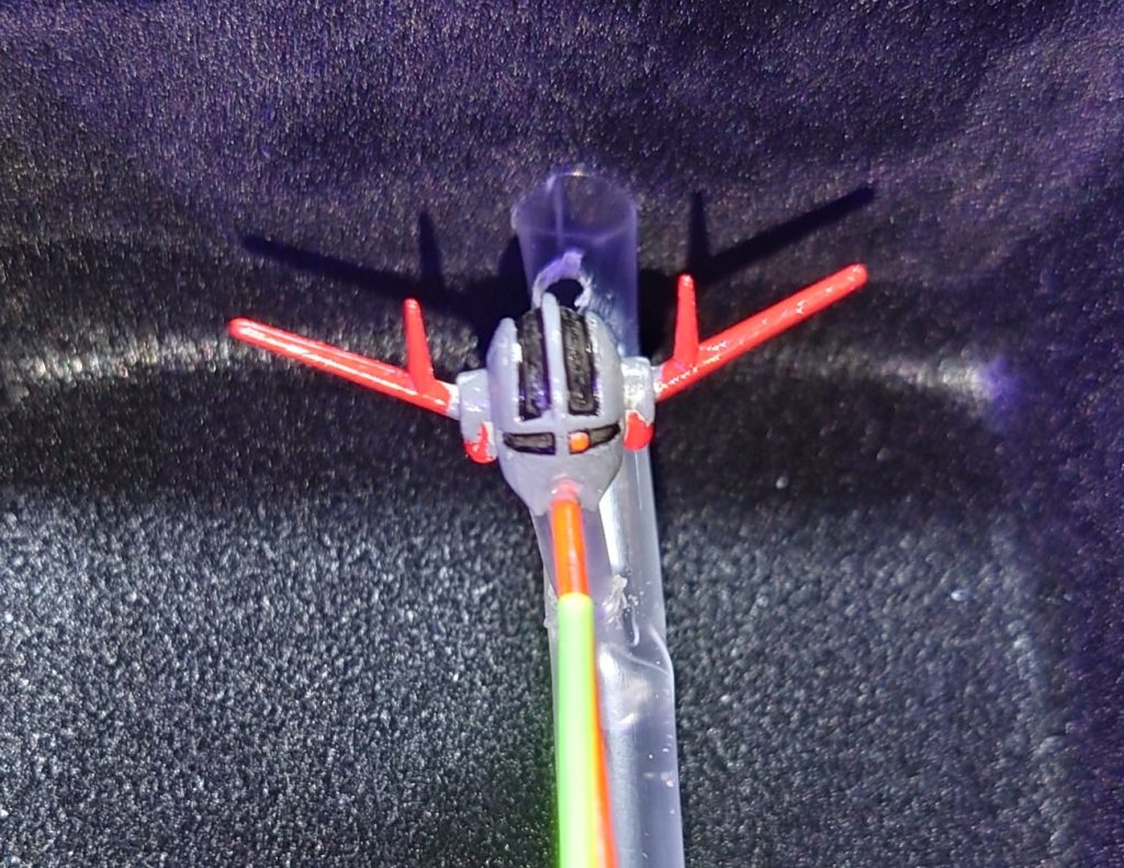 ジオングヘッドは塗っただけの仕上がり(zaku-kao4)入れ物はメガネケースだったりします。ヘッドを固定するためのストローは穴の位置を失敗したけど1本しか無かったのでそのまま使用(gundam-kao9)