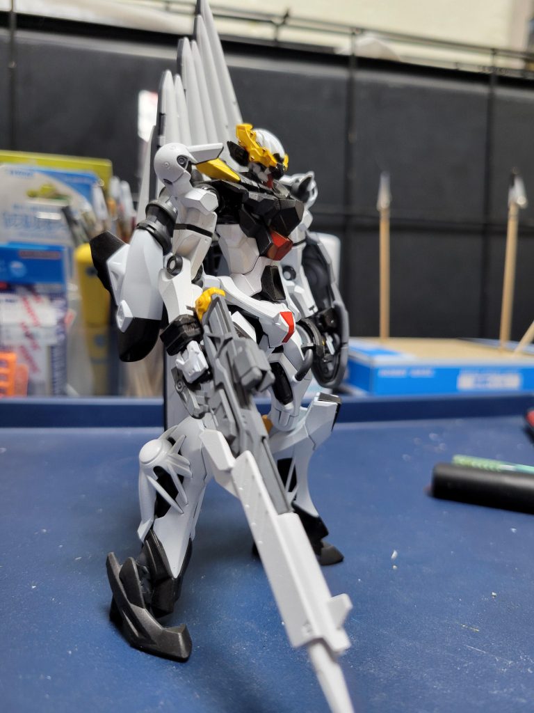 塗装はガンダムマーカーエアブラシシステムを使用白:EXニューホワイト黒:ブラック暗色部:ダークグレーその他、レッド、イエローなど黒以外の暗色部に使っていたダークグレーのマーカーが出なくなったので、ライフルと盾をガンダムグレーにしましたが、機体と武器とで差別化出来て良かったかなと自分を納得させてます。