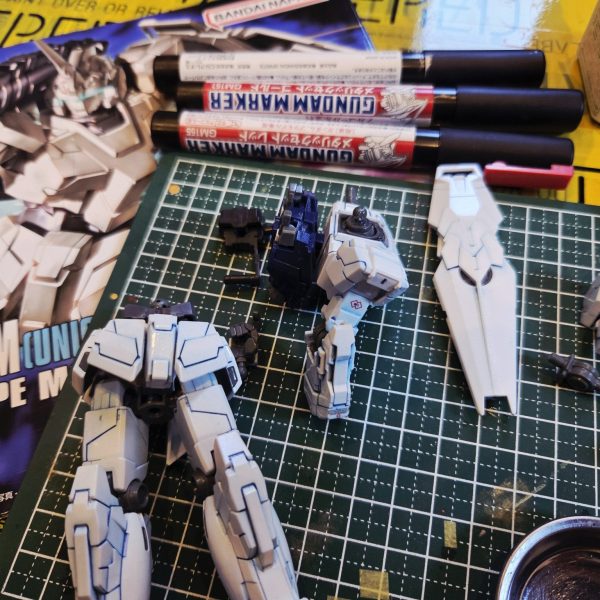 途中まで作って投げ出していた1/144 HG ユニコーンガンダムを引っ張り出してみました。とりあえずリアルタッチマーカーで青くスミ入れして、それを缶スプレーのクリアを吹いて滲ませた、まではやっていました。ここから部分塗装をして、スミ入れとデカールを追加してどこまで化けるか。最後にラッカーのクリアを吹いて完成としたいです。（1枚目）