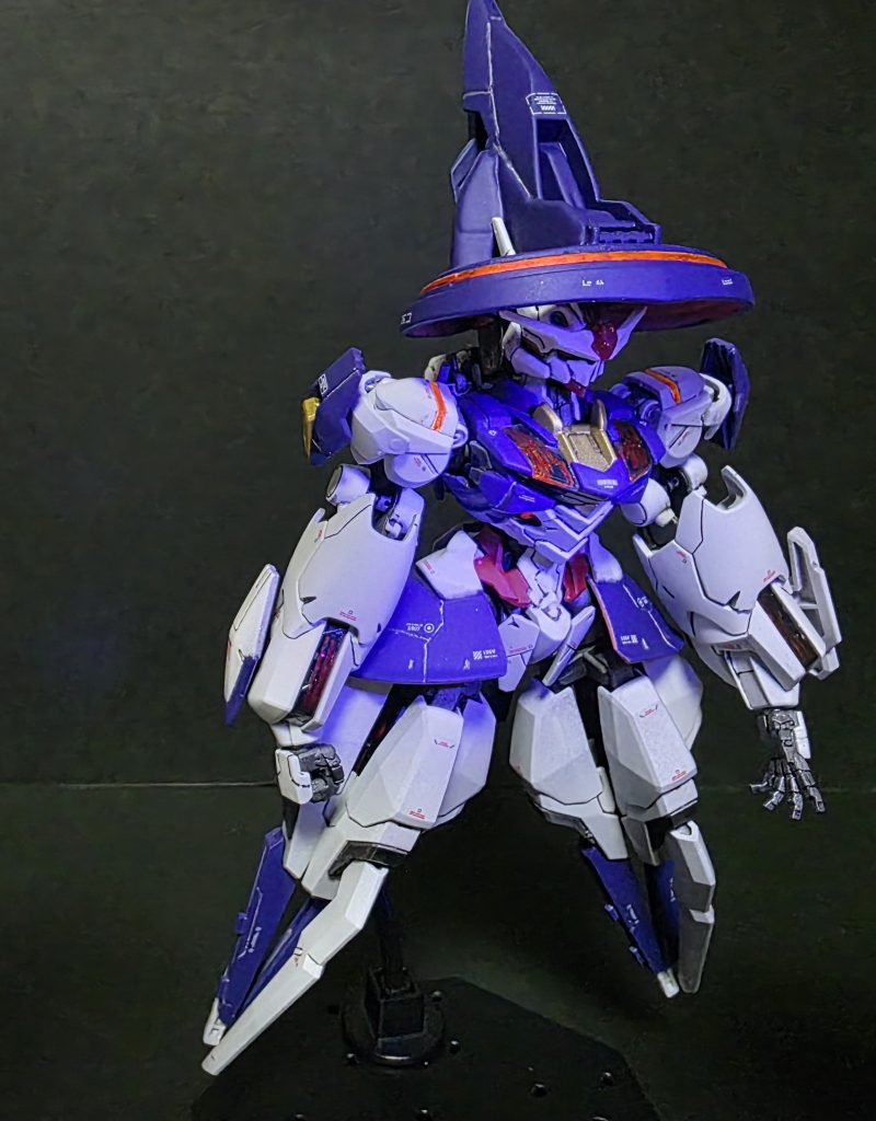 今回パーメットが流れる部位は、ガンダムマーカーのロイヤルメタレッドを使用しています。ビコーンさせたかったので(^▽^;)エアリアル付属の反転シールのパーメットのラインをこのロイヤルメタレッドで筆で上塗りして貼っています。