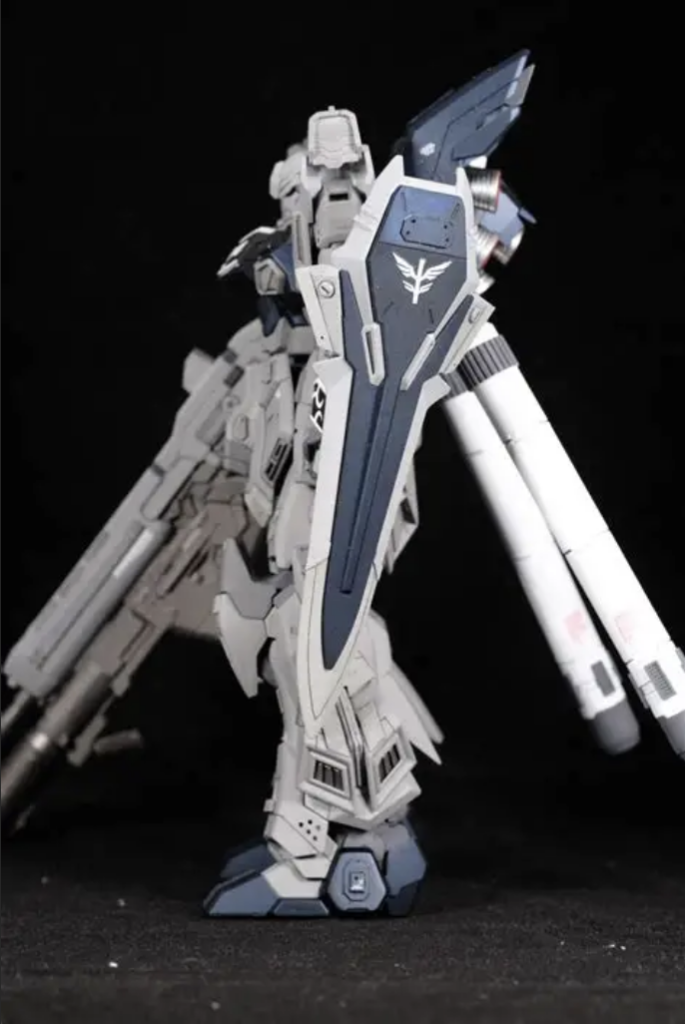 シールドのデカールはガンダムUC汎用デカールから流用。本家のものとは若干違います。