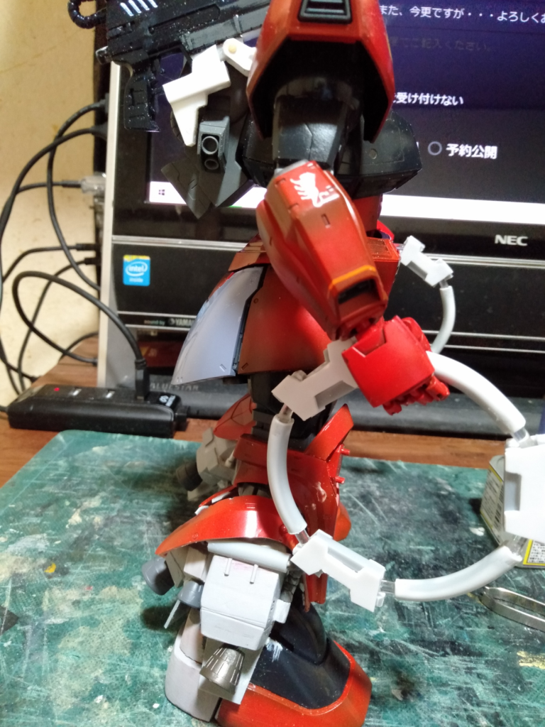 ”ビームライフルホルダー”はこんな感じに、製作しました。”ビームチャクラム”も５mmの中空プラパイプと”タミヤの３mm、曲がるプラ棒”を組み合わせ、ビーム発生器部は１mmのプラバンと５mmのプラ角棒で製作してます。大きさには賛否があると思いますが、”大河原邦彦先生”の設定画では、良い感じなのですけど、実際ＭＧサイズで製作すると、小さくてハンド内に収まりすぎてて、実際の兵器なら制御されてるかも知れませんが、ある程度の逃がし代があるはずなんです。普通に視認し、手づかみ出来るような兵器なら、大きさもハンド内で収まると、想いますが回転する兵器で一定的動きではない物を制御されてるとはいえ、掴みきれないと想いこの大きさにたどり着きました。試作段階では、Ark Performance先生の設定画に合わせたんですけど、やはり小さいと感じたのですわ、それに一年戦争末期にジオン軍開発部内で、ビーム兵器の小型化がどこまでてきたのか？もありで。あとは面倒なビームの刃をクリアで製作するというのが、残ってますが”クリアレジン”での製作が上手くできるかなんですよねぇ・・・難儀やわぁ(´Д｀)ﾊｧ…。