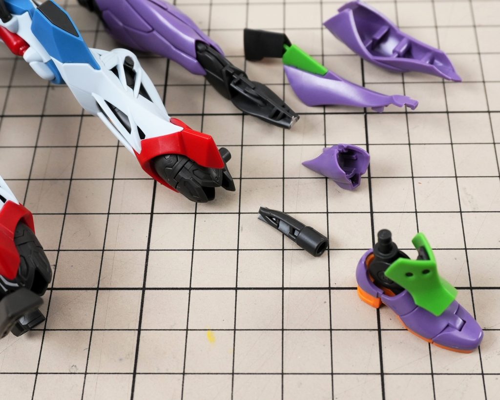 足はブースターの噴出口？のような部分にエヴァの足（靴）が付くようにしました似合わな過ぎて一回止めようかなって思ったり・・・