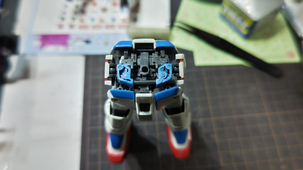 分割先の下半身に穴を開けています。