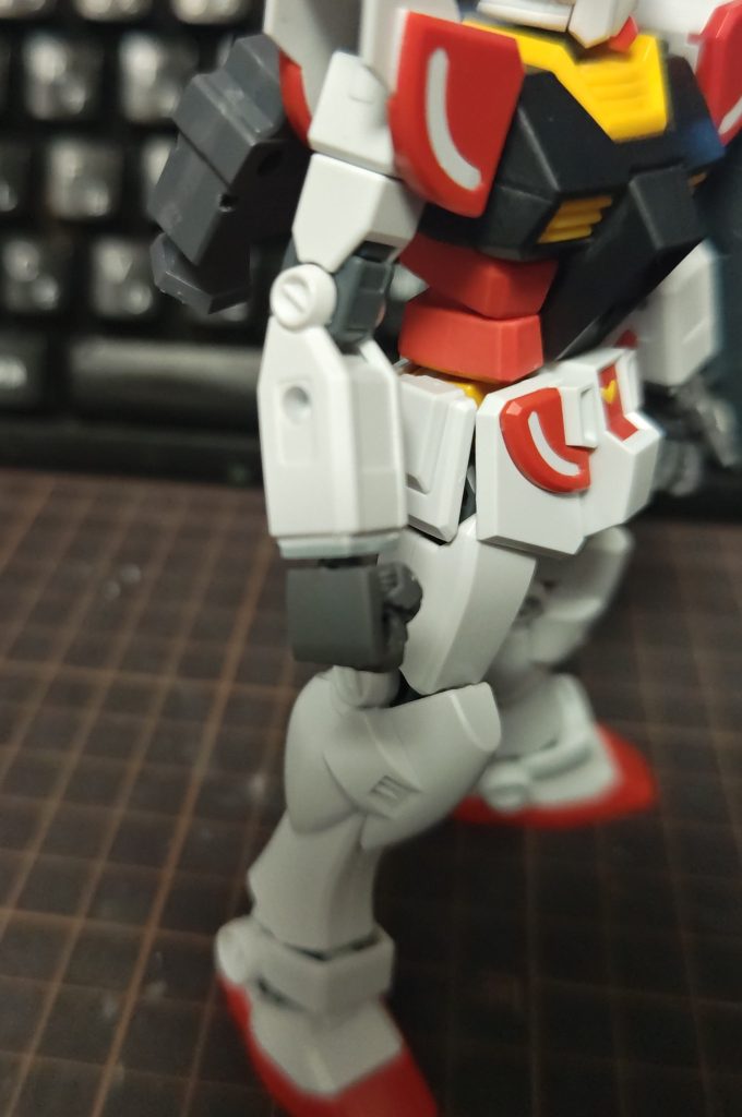 袖というか、手首付け根の露出が気になったので、プラ板で塞ぐようなカタチで工作。