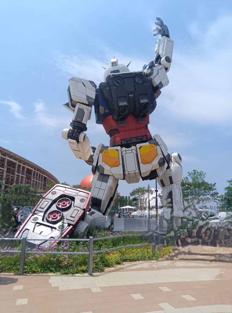 が、当日空き枠をとることができ、無事グラスフェザーが何なのか判明しました。(ネタバレになるので詳細は書きません)でも動きが早すぎで配色までは確認できず…。でもパビリオンに入館しないと見れない立像の裏側だけはじっくり鑑賞してきましたが…とにかく暑い。ガンダムパビリオンを見終わった時点で帰りのバスまで10時間。当日予約を探し続けて全部で4つ人気パビリオンに入れました。ちなみに予約不要のパビリオンもかなりあります。空いているのはほとんど外国パビリオンで、だいたい同じような民芸品と自国の紹介映像でしたが、いくつか行ってみたくなるような国もありました。機会があればまた行ってみます。最後までご覧いただきありがとうございました。