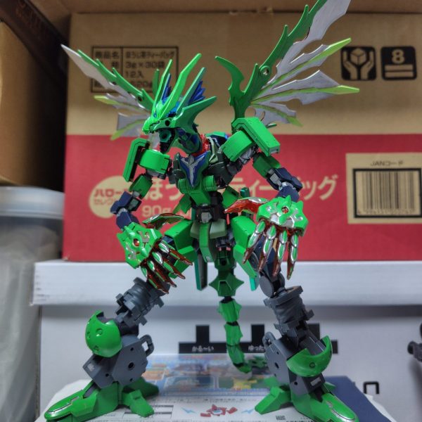 寄せ集めのドラゴンにある程度色を付けてあげました。メインカラーはメカグリーンになります。※ガンマカではなくDSPIAEの水性マーカーを使用しています。いい感じにドラゴンっぽく見えるようになれたのではないでしょうか？ゲイレールやグレイズボディを使ってるから何か追加武装を付けてやりたいところですが、何か良いのありませんかね？※現状のままでは爪と火炎放射くらいしか武装がないです。（1枚目）
