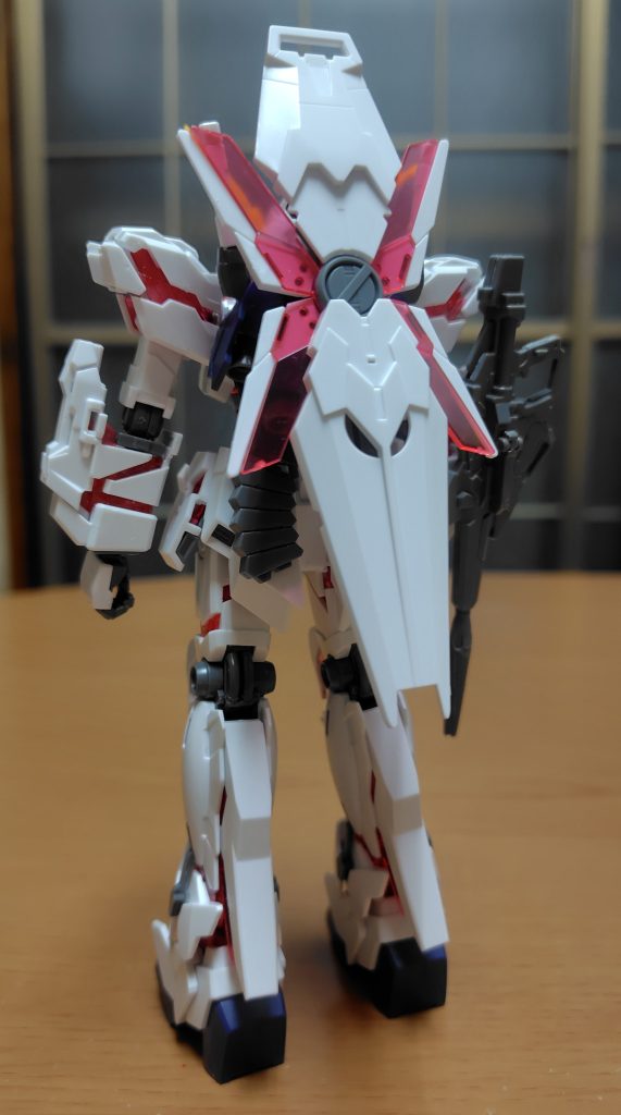 リア。背中のシールドで分かり辛いが、右腕にビームマグナム、腰部背面にマグナムの予備パックが懸架出来るハンズフリーが可能です。