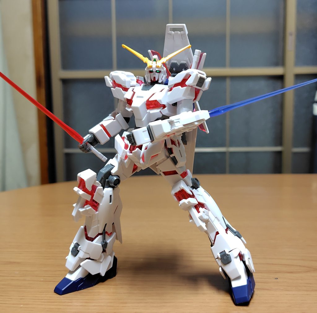 背面バックパックに2振りのビームサーベル。腕部にビームトンファーを格納してる。