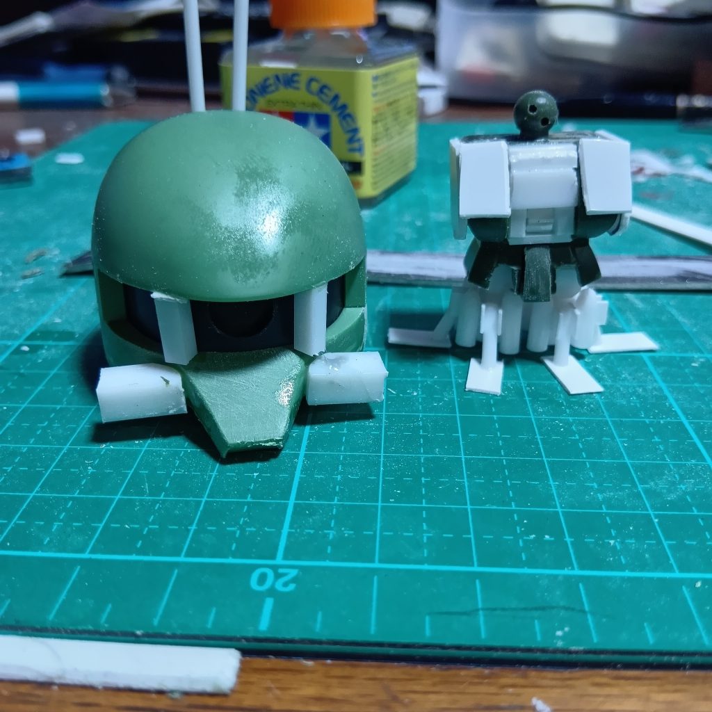顔と胴はザクプラくんキットにプラバンやプラ棒を切り貼り、足はプラ板とプラ棒で作りました。