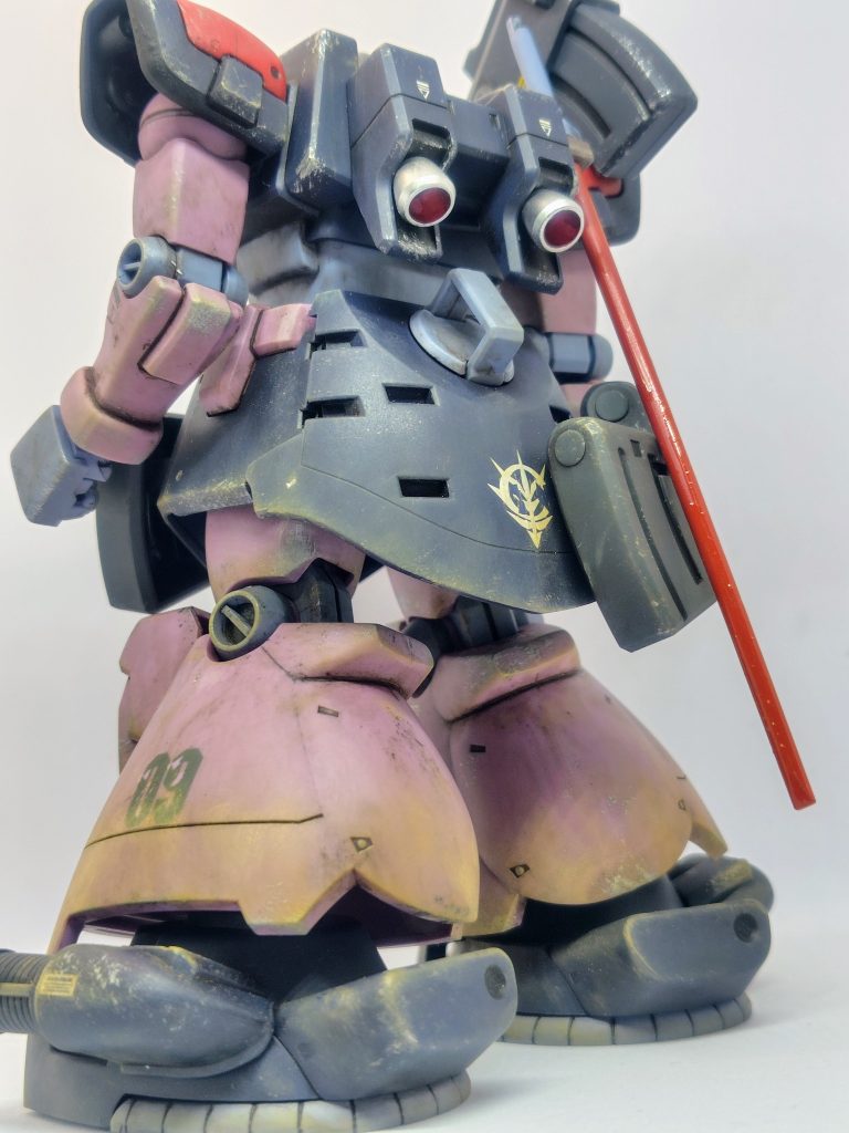 下の方ほどサンド系の汚れを強めに。全体をウェザリングカラーのグランドブラウンでウォッシング。バーニアはシャインシルバーで内側はクリアレッド。デカールも適当に傷をつけてダメージ加工。