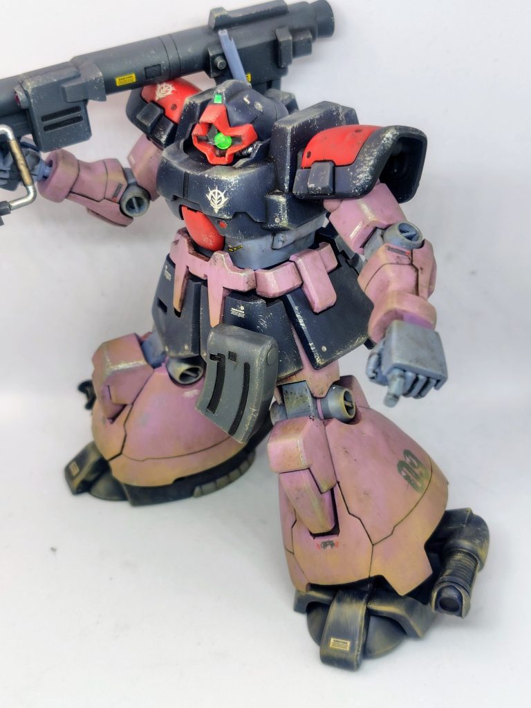 モノアイは可動化したので表情付けができます。HGでは珍しい人差し指だけ動くタイプなので謎の指差しポーズができます(zaku-kao4)