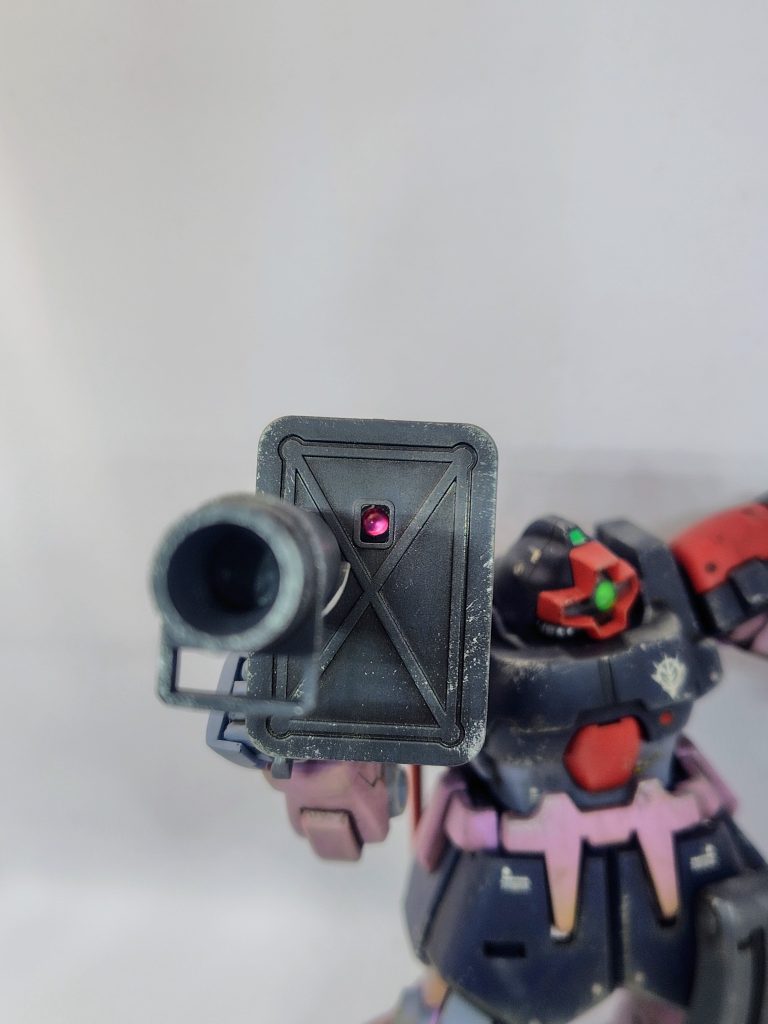 バズのセンサーはちゃんとのぞき穴から見えるようになってます。