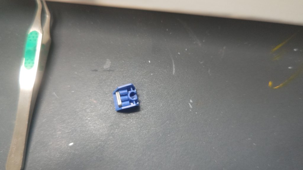 脛部裏のダクトにもランナーで加工しています。