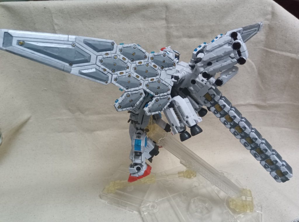 とにかくパッケージと説明書を見て、それっぽく塗装。塗装しないとほぼほぼ白一色。色の見本はありません。