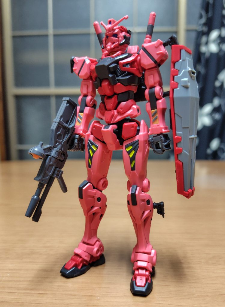 奪取されたRX78-2ガンダムのシャア識別塗装。淡い赤を主体に濃い赤、黒の配色で一部工業らしい黄黒の2色は筆塗り再現。