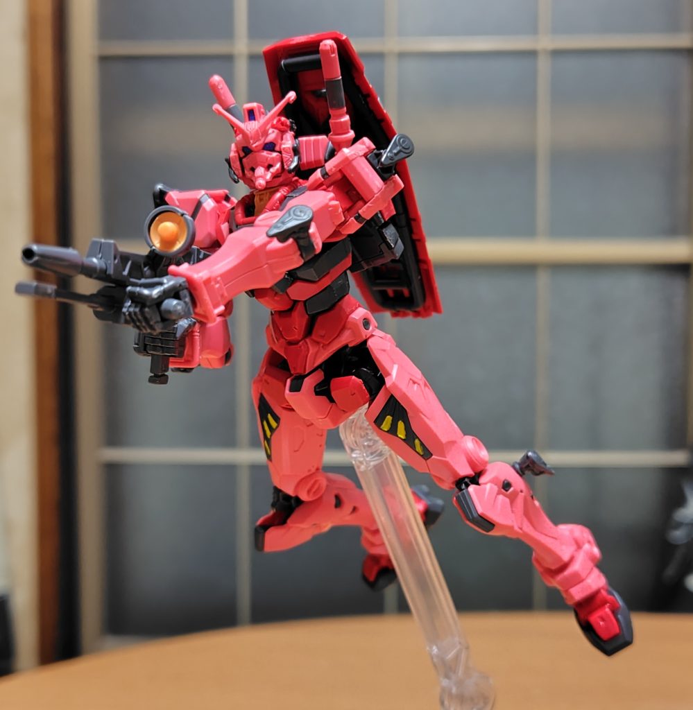 ビームライフル両手構え。銃身下部のロッド部分もフォアグリップと一体化してる為に丸ごと回転してる。