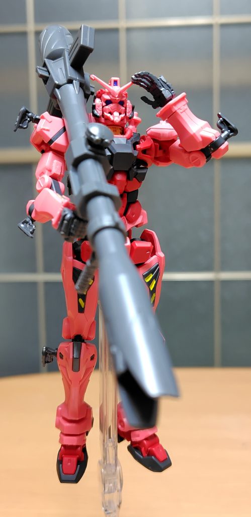 戦闘のどさくさで落ちたバズーカはストライクのオプションウェポンのバズーカを代わりに保持して敬礼☆