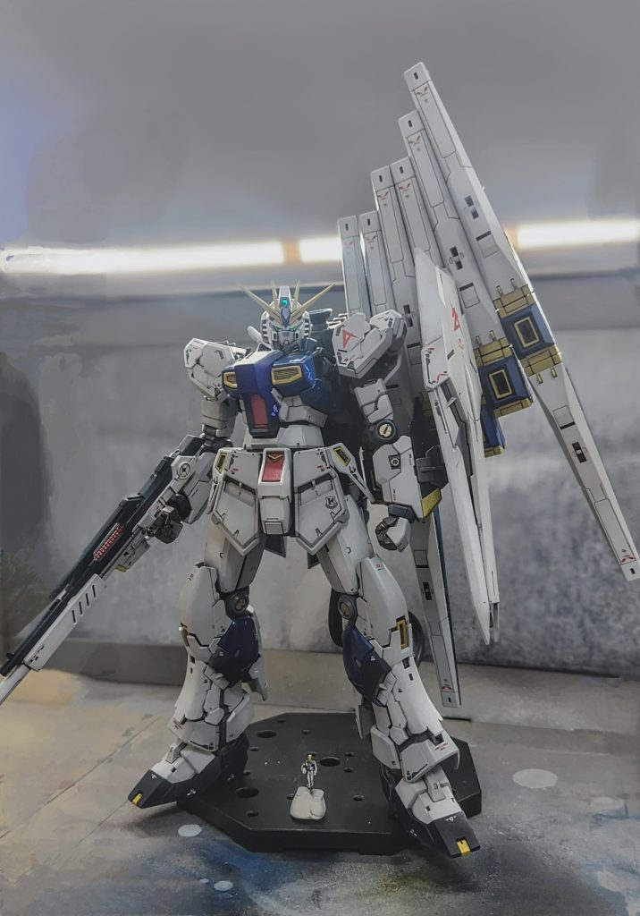 フェイスは少し前に出してます。ヘルメットの目尻付近をバルカンと並行に削り、少し鋭い目付きになるようにしてみました。アゴも少し延長してます。分かりづらいですが😅組みやすくポロリも少なく良キットだと思います。アムロもいます。