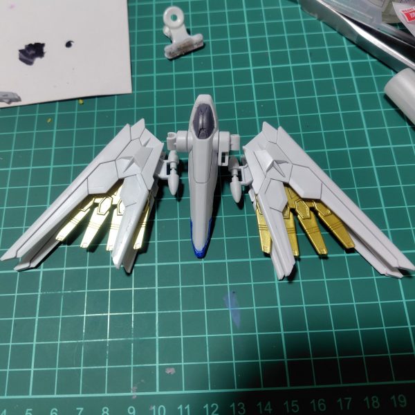 転勤と転居で間がかなり開いてしまいましたが、SDCXマイティー製作を再開しました。気になる金色パーツのヒケは下手に手を出すとぐちゃぐちゃになりそうなので、サーフェイサーを頼った結果、ヒケは見事に隠れました。機種変のバタバタでその時の写真が無くなってしまったのが残念。その上にガンダムマーカーのイエローゴールドを吹いたところ、光の反射もきれいなゴールドに仕上がりました。グレー部は本来シールなのですが、ガンダムマーカーの筆塗りで塗り分けました。青い部分はアレンジですが、もう少し仕上げが必要ですね。残りはトップコートとフツノミタマを仕上げるのみです。本体も少しずつ進んでいます。