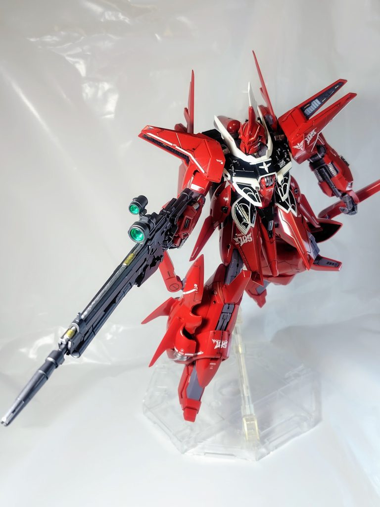 ライフルはタミヤのガンメタル+一部をゴールドとシルバーで塗装。スコープ部のクリアパーツは内側にラピーテープを貼って反射するようにしてます。全身トゲトゲで干渉がすごいのでポージングしにくい。腰も合体の都合上回りません。