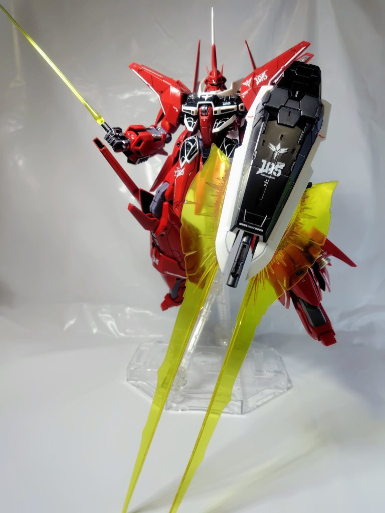 箱絵風。ビームエフェクトが大きすぎて入りきらない(zaku-kao4)デカールは付属の専用デカールです。関節やケーブルっぽいところ、バーニアなどをあちこちガンメタル、ゴールド、シルバーで塗り分けました。