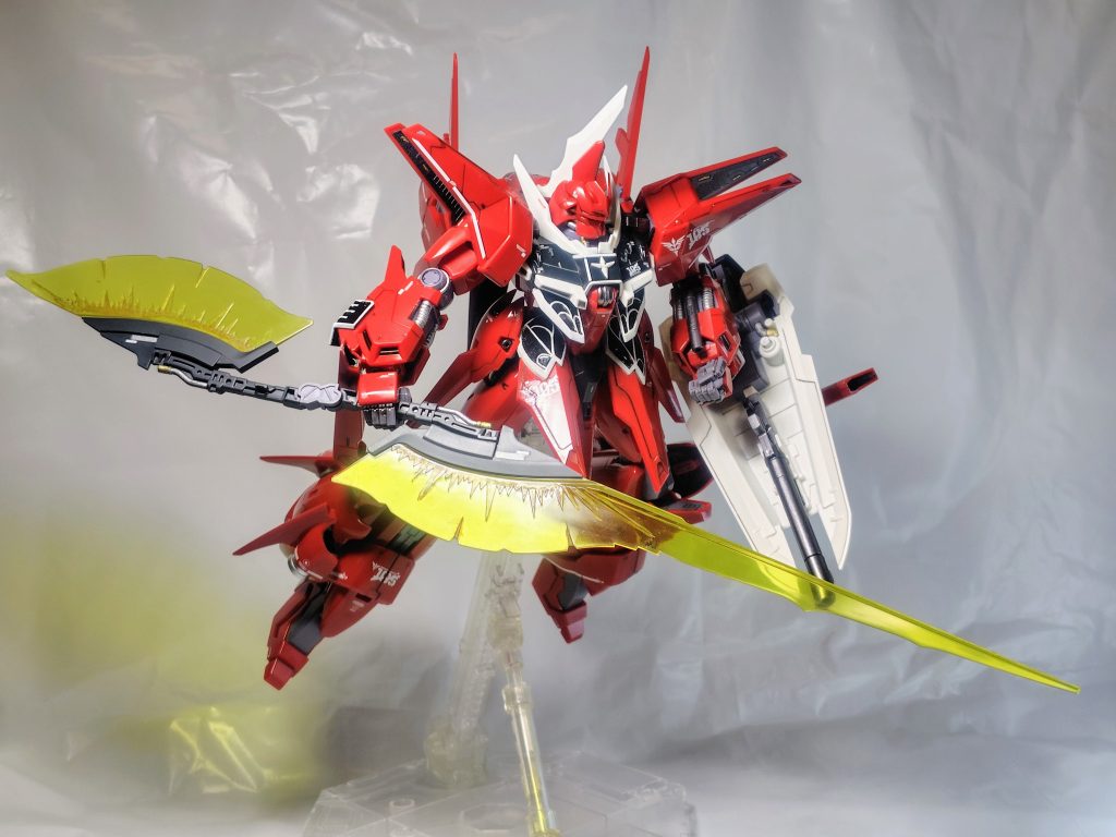 ビームナギナタモード。長い!ビームエフェクトは内側に少しだけ色をつけてます。アックスはファントムグレーで塗装しケーブルっぽいところwゴールドとシルバーで塗り分け。