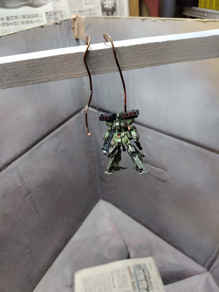 トップコート時机の上にあった違うスプレーを吹いてしまい慌てました。（ホルツのバンパープライマー）上からつや消し吹いたんですがちょっとテカってます。あまり悪影響なくてよかった。塗装流れたりしたら泣いてました。