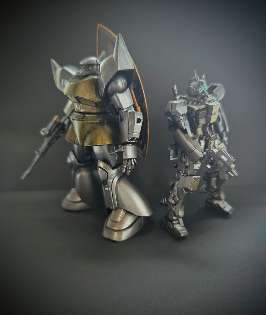 正史量産型ゲルググ（HG1/44ユニコーンVer）との比較です。身長、ボリューム感共に全く異なりますねww