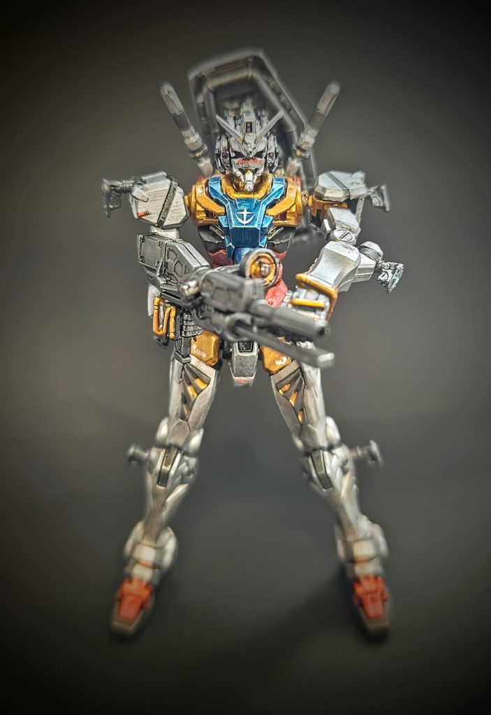 劇中をイメージしたライフルを構えた形で