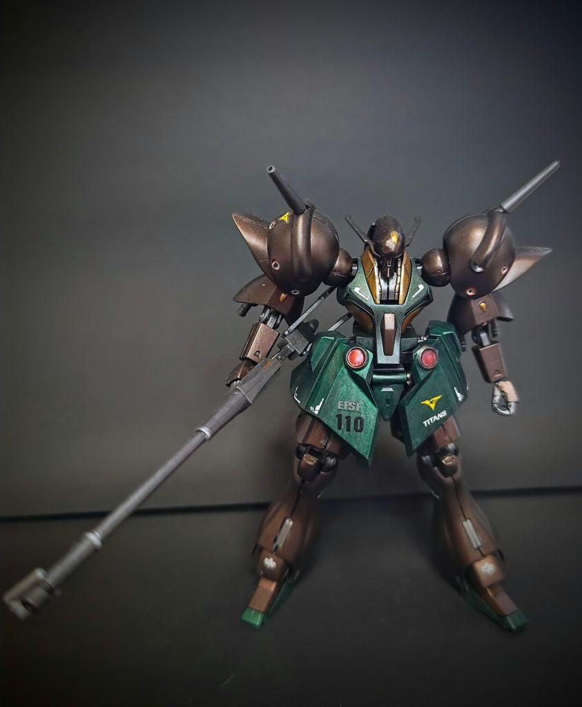 前面カット（引きで）。大きい武器が好きなので、このライフルも好きなのですが、写真を撮ったり、展示・収納する時はスペースを取って大変ですね(zaku-kao4)