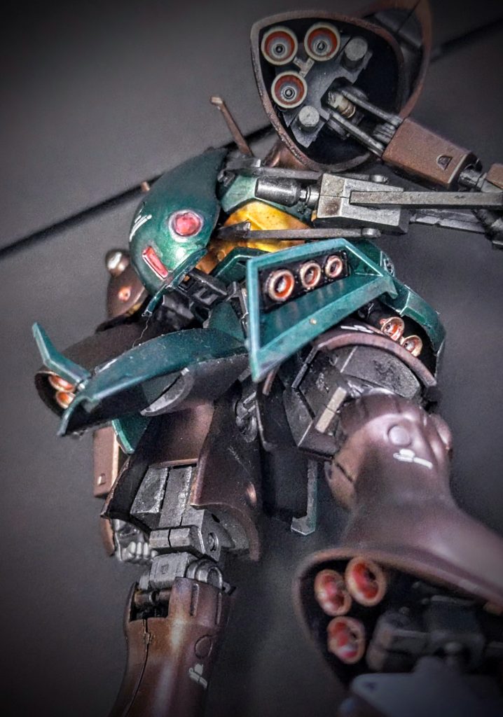 バーニアの数が多く、塗分けが大変でしたww※モールドないところでもスラスターと思われるところは塗分けました可動は生かしてしるので変形も可能なのですが、パーツ破損や塗装がはげるのが心配で変形させていません。もしもう１体購入出来たら、MA形態で