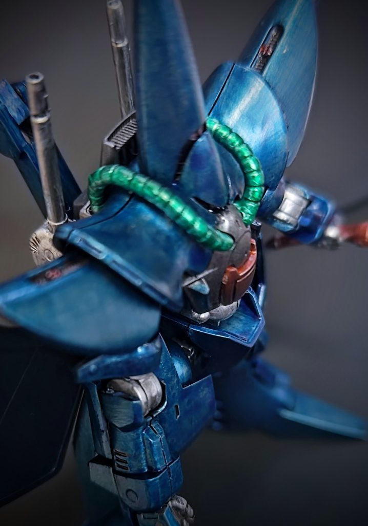 前述のとおり、肩のみキットのままのモノアイですが、ビルダーズパーツ含めて手書きで十字を入れています。