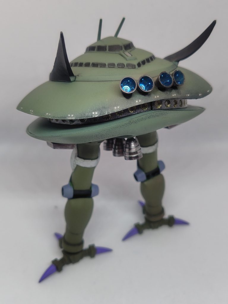 後部のバーニア4基もコトブキヤのパーツ。全周囲のメガ粒子砲はガンメタルとゴールドで塗り分け。