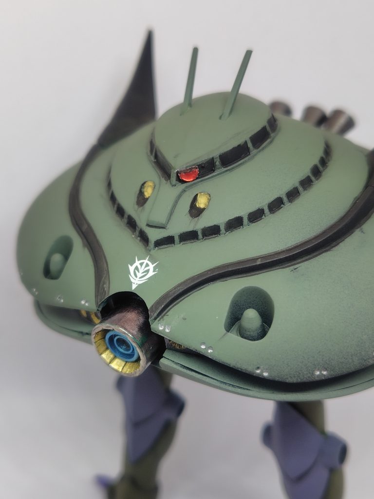 モノアイはキットには無いのでHアイズを半月型に切って貼り付け。ただ貼っただけなので飛び出してます。(gundam-kao5)メガ粒子砲口はただの筒だったので丸モールドを埋め込んで塗り分けして出力高そうにしました。