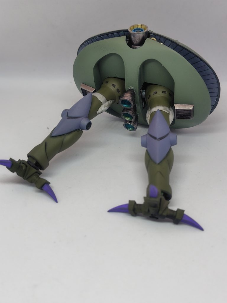 バーニア内部をガンマカメタブルーで発光っぽくするのが最近好きです。足の横に謎のダクトパーツを追加。シイタケのヒダみたいな部分はメカグレー。