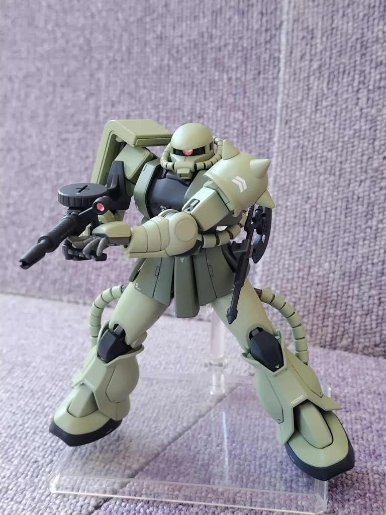 肩にストックが干渉して、マシンガンの構えが難しい(zaku-kao4)