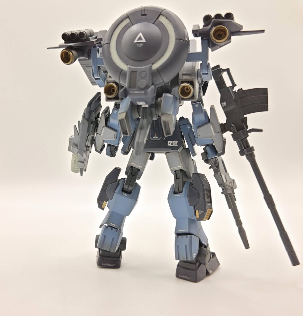 右腕に180㎜キャノンと左腕にシールド兼用センサー、背後にレドーム（アッシマー）が付いています。今回も前回のバウ同様ウェザリングマスターでウェザリングしています。