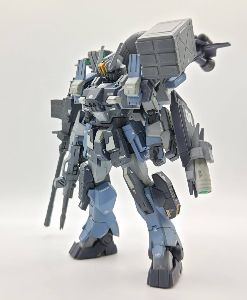 ビルドファイターズ系の機体、Ez-SRの集大成ともいうべき遠近、索敵を一機で賄うようにカスタムされた機体となっており、てんこ盛り状態です。それを好きなデュエルガンダムカラーに塗装しました。